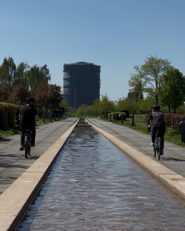 Gasometer und 2 Radfahrer mit Blick vom OLGA Park