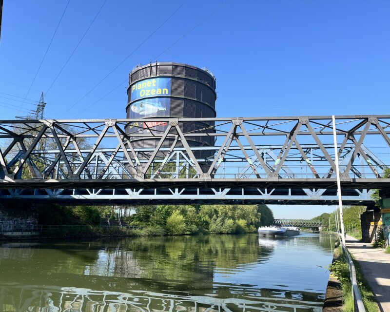 Blick vom Rhein-Herne-Kanal auf den Gasometer