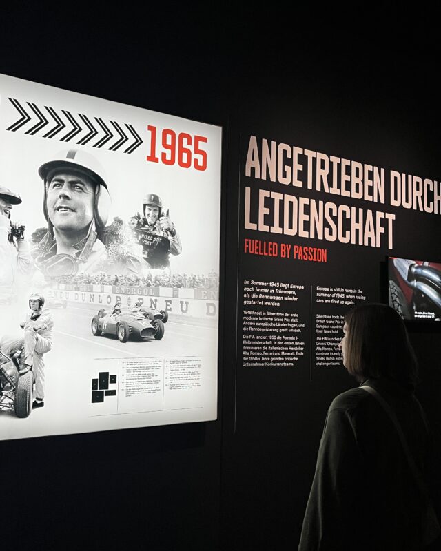 Eine Collage mit Beschreibungstext in der f1 Ausstellung des OBEX